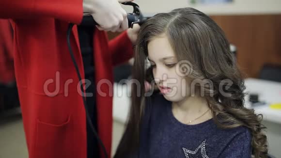 美发师让发型少女视频的预览图