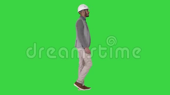 建筑师戴着白色头盔走在绿色屏幕上Chroma键视频的预览图