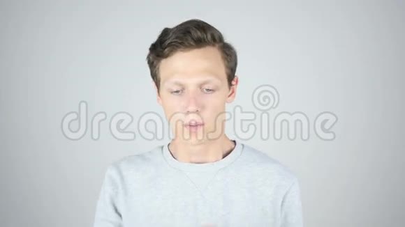 咳嗽生病的年轻人咳嗽孤立视频的预览图