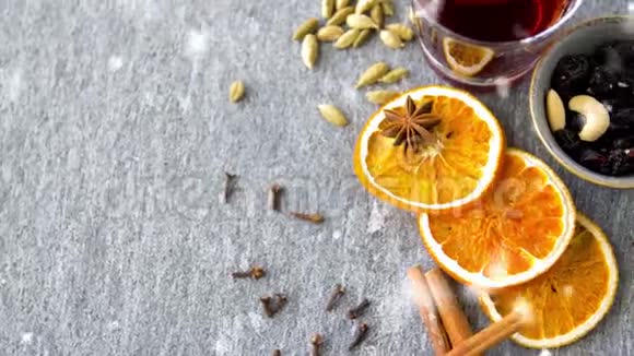 热覆盖葡萄酒橙片葡萄干和香料视频的预览图