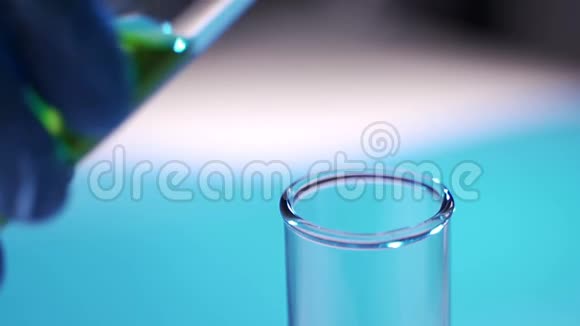 在实验室里一位拿着吸管的科学家分析了一种有色液体来提取试管中的DNA和分子视频的预览图