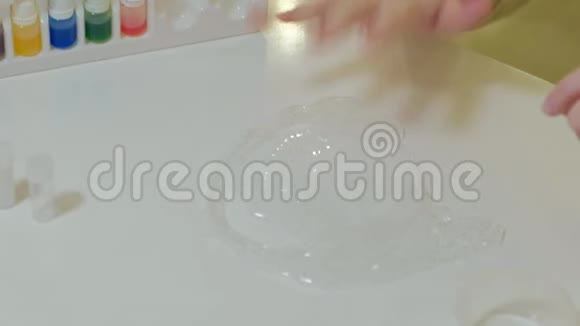 在家里制造黏液的过程视频的预览图