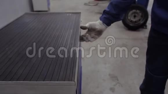 蓝金属盒与现代服务站汽车维修工具不同视频的预览图