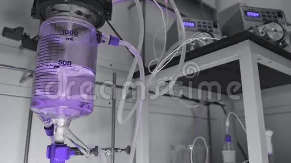 化学实验室流程化学反应试管或烧瓶中的溶液视频的预览图