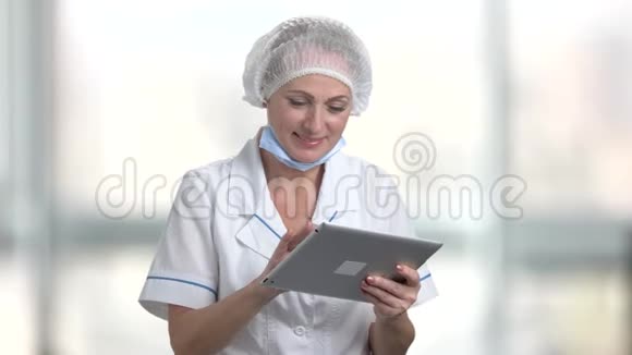 女医生用数码平板电脑视频的预览图