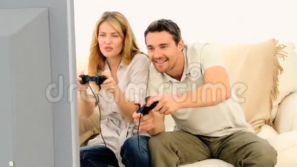 年轻夫妇玩电子游戏视频的预览图