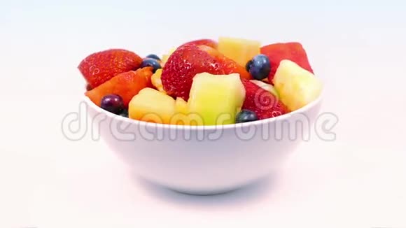一碗美味的水果旋转视频的预览图