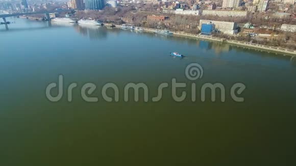 河里的船有绿水视频的预览图