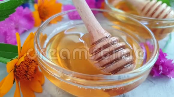 鲜蜜花金盏花营养夏甜点液体有机混凝土背景视频的预览图