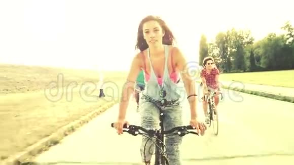 美丽的女人在和朋友骑自行车的时候送吻视频的预览图