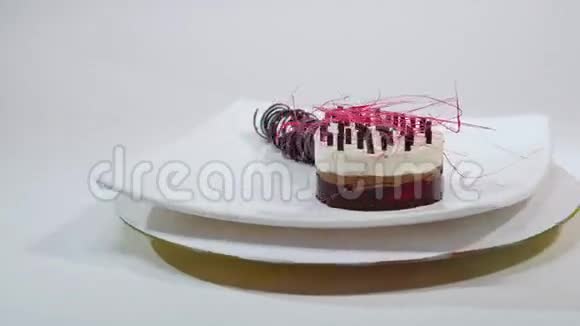 奶油蛋糕盘子上有三层奶油蛋糕三层巧克力面包屑和巧克力装饰视频的预览图