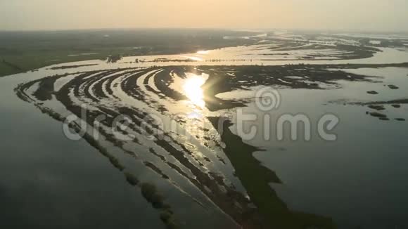 春江洪水现场鸟瞰图视频的预览图