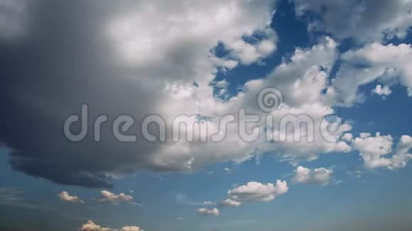 移动的云彩和蓝天的时间流逝4K视频的预览图