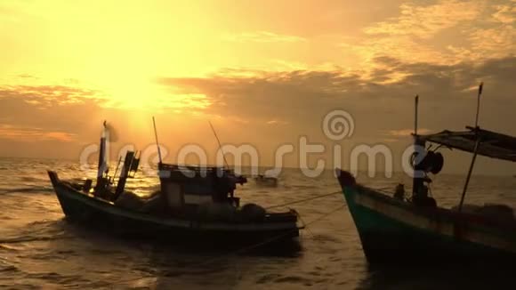 越南的村庄越南的小岛码头上的船越南渔民村码头上有渔船视频的预览图