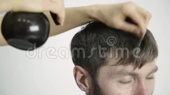 理发店理发理发师用剪刀剪男人视频的预览图