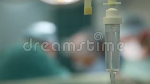 手术室静脉滴注背景为外科医生视频的预览图