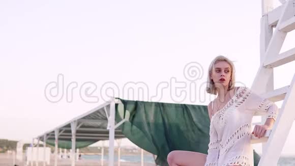 穿着泳装在沙滩上摆姿势的美女视频的预览图