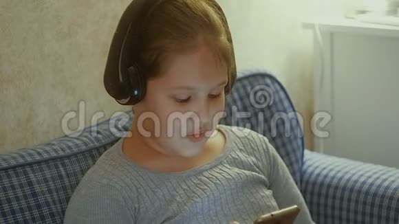 情绪化的小女孩一个留着长发戴着耳机在家里跳舞的小女孩视频的预览图
