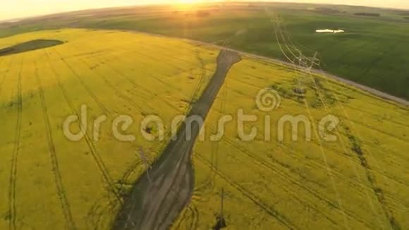 电力线路和农业领域日落视频的预览图