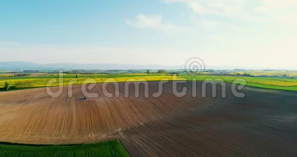 拖拉机在田间作业的气射农业视频的预览图