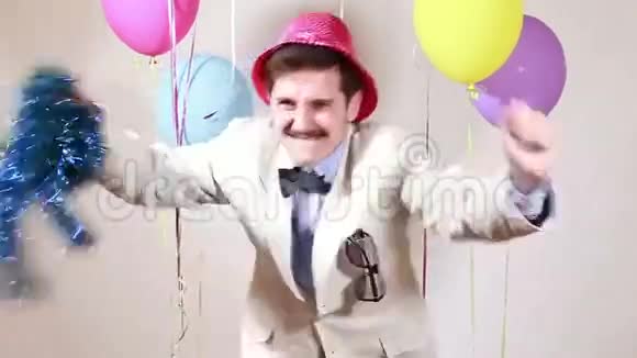 戴着粉色帽子的胡子男在摄影棚跳舞视频的预览图