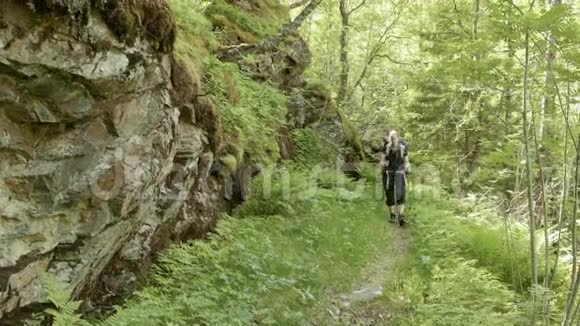 在挪威徒步旅行的女孩视频的预览图