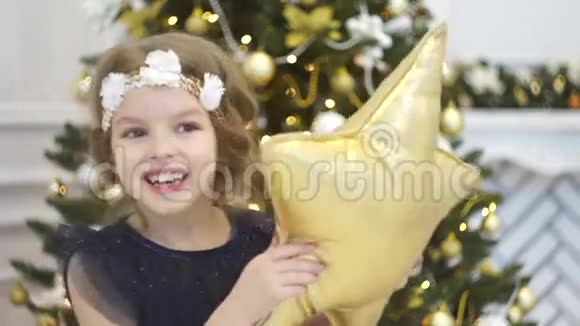优雅的圣诞树装饰着闪闪发光的玻璃球和仙女灯视频的预览图