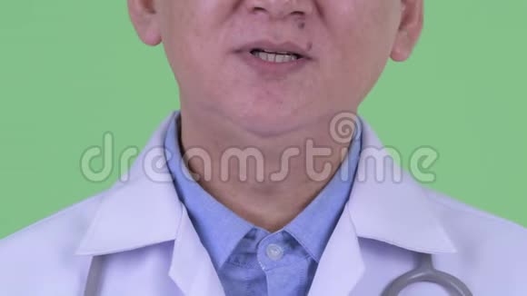 快乐成熟的日本男医生微笑视频的预览图