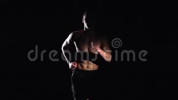 健身运动员黑色的慢动作视频的预览图