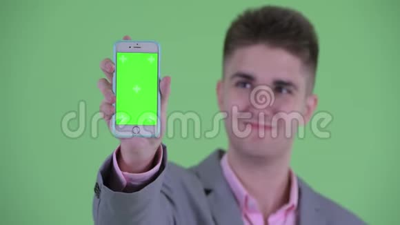 年轻快乐的商人展示电话的脸视频的预览图