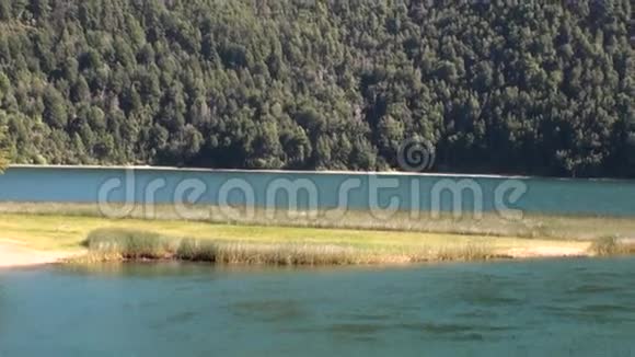 平静宁静的山河展现在阿根廷巴塔哥尼亚视频的预览图