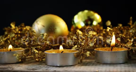 木制木板上有茶灯烛的圣诞装饰视频的预览图