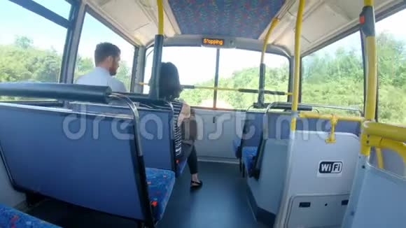 乘坐4k公交车的夫妇视频的预览图