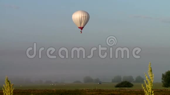 热气球降落场视野视频的预览图