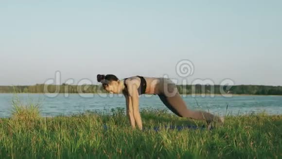 早上练瑜伽的苗条女人做瑜伽动作的黑发女孩视频的预览图