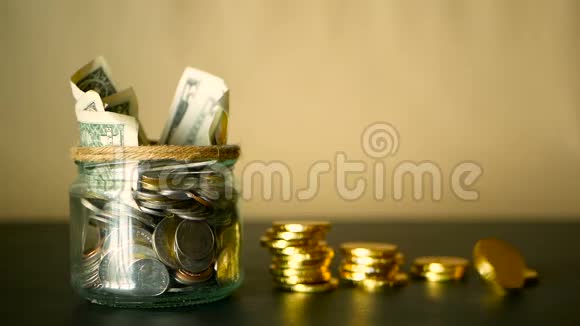 在罐子里存钱币象征投资保持金钱观念收集玻璃锡作为钱箱的钞票视频的预览图