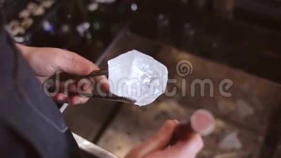 调酒师用木制金属刀甘露粉碎冰视频的预览图