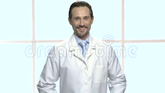 穿着实验室外套的英俊成熟男人的肖像视频的预览图
