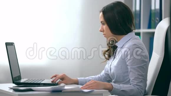 工作场所使用笔记本电脑的年轻女性视频的预览图