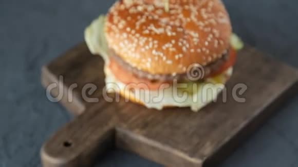 木制桌子上的三明治视频的预览图
