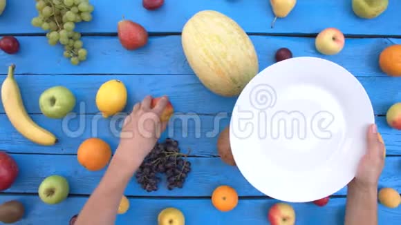 蓝色生态背景下的水果上景视频的预览图
