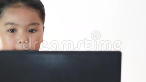 孩子们在看电脑视频的预览图