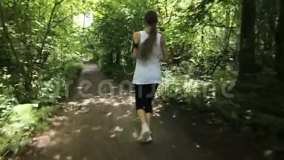 女孩在田野里的路上跑视频的预览图