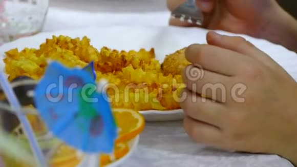 薯条和牛排放在盘子里视频的预览图