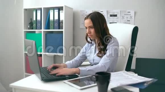 工作场所使用笔记本电脑的年轻女性视频的预览图