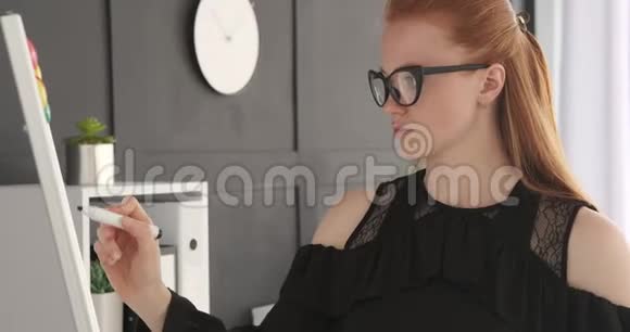 女商人在办公室白板上写字视频的预览图
