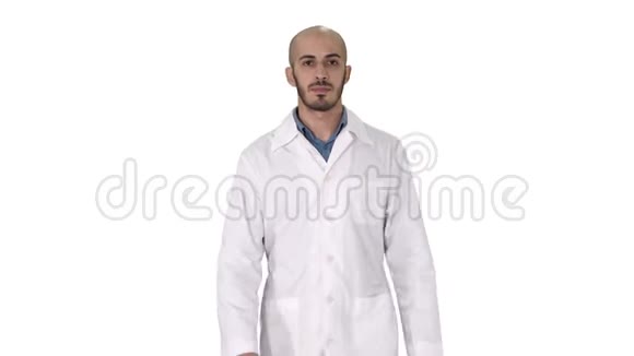 白色背景的男阿拉伯医生视频的预览图