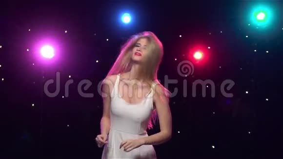 无忧无虑的女孩在迪斯科灯光下跳舞慢动作视频的预览图