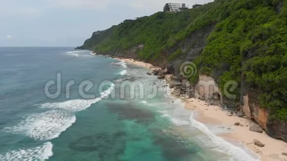 带岩石和海洋的热带海滩的鸟瞰图视频的预览图