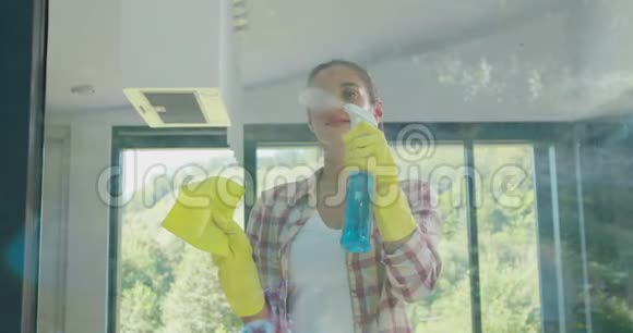 女孩用特殊工具从玻璃中取出清洁溶液清洁服务视频的预览图